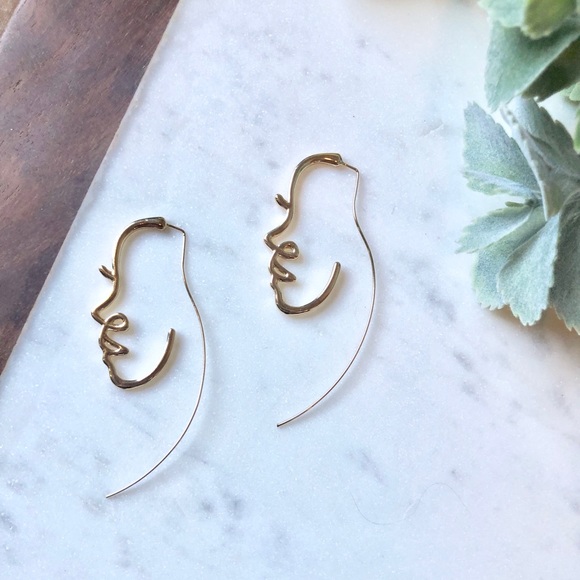 The Bea - Detailed Woman Statement Earrings - Picture 2 of 3